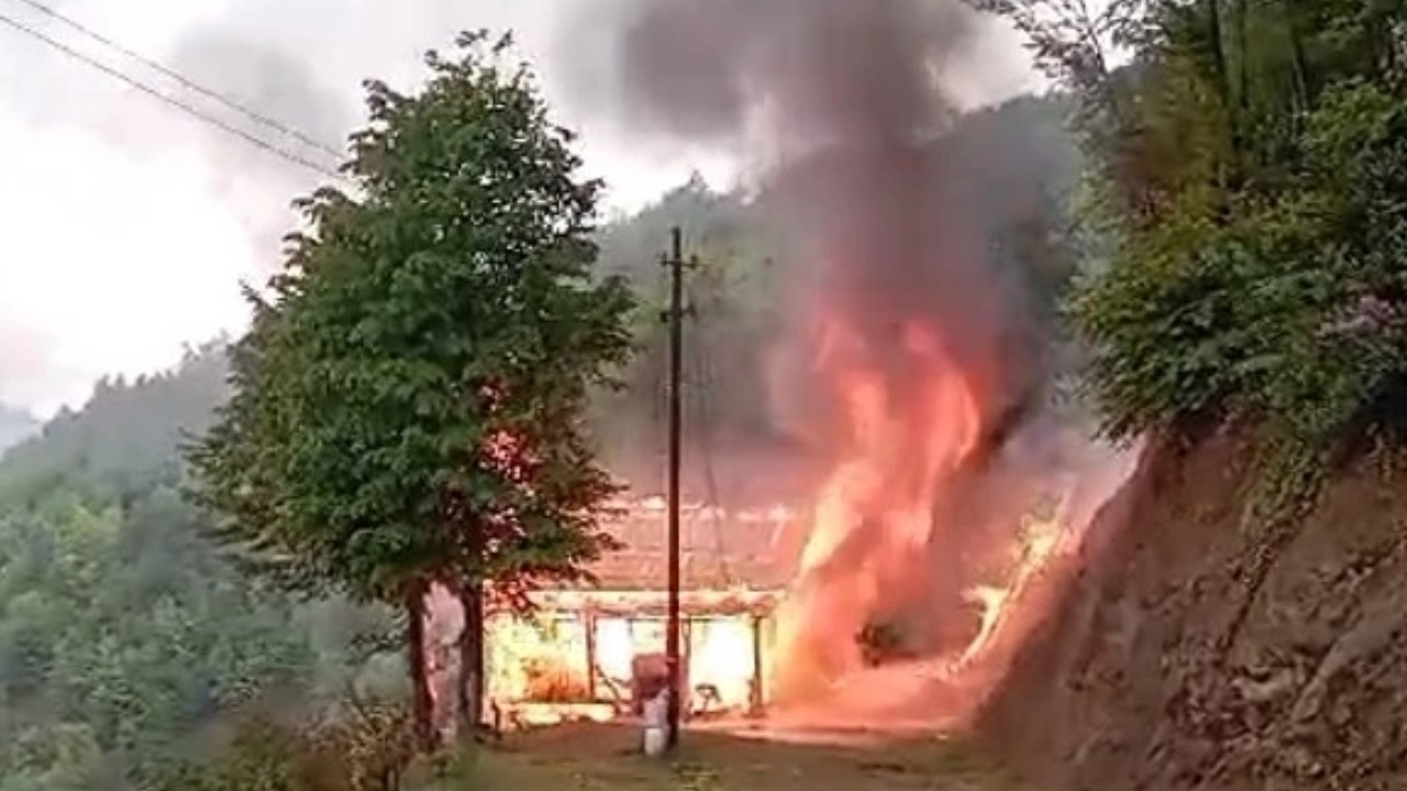 Ordu'da yıldırım düşen evde yangın çıktı