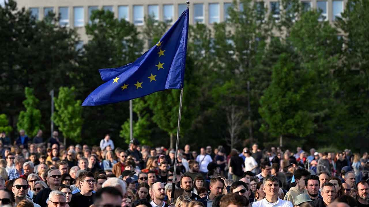 Avrupa Komisyonu'ndan Eurovision'da AB bayrağının yasaklanmasına tepki