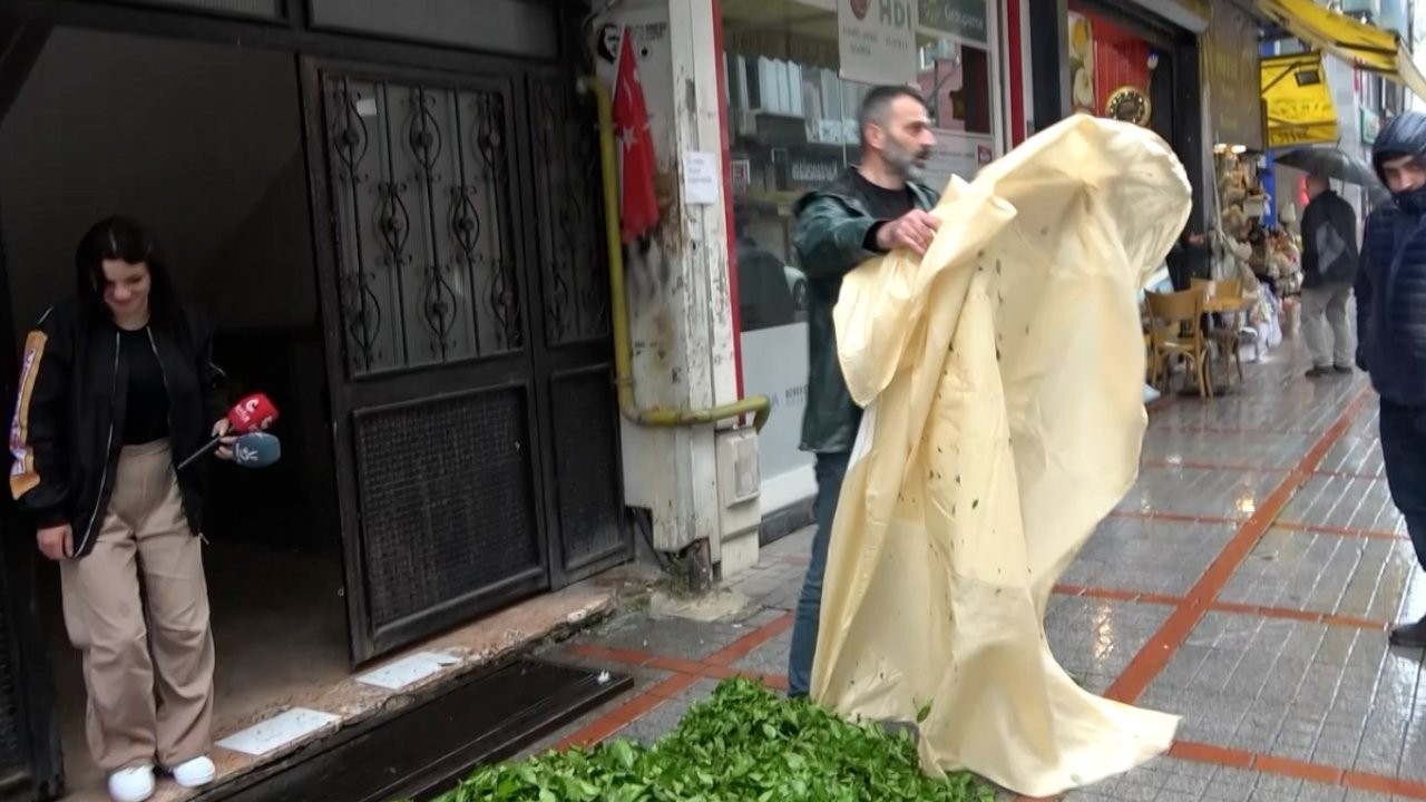 Bir çuval çayı AK Parti il başkanlığı önüne döktü: 'Bu bir hakaret'
