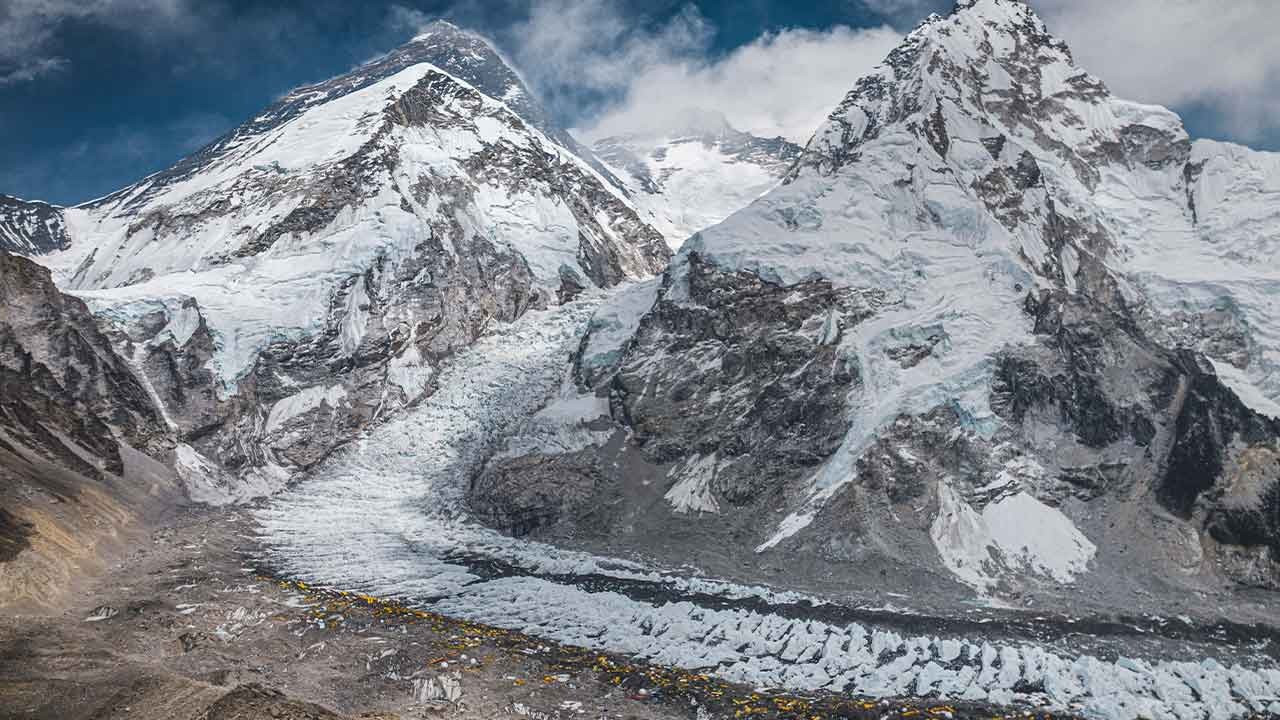 Everest'in zirvesine 29'uncu kez tırmanan dağcıdan dünya rekoru