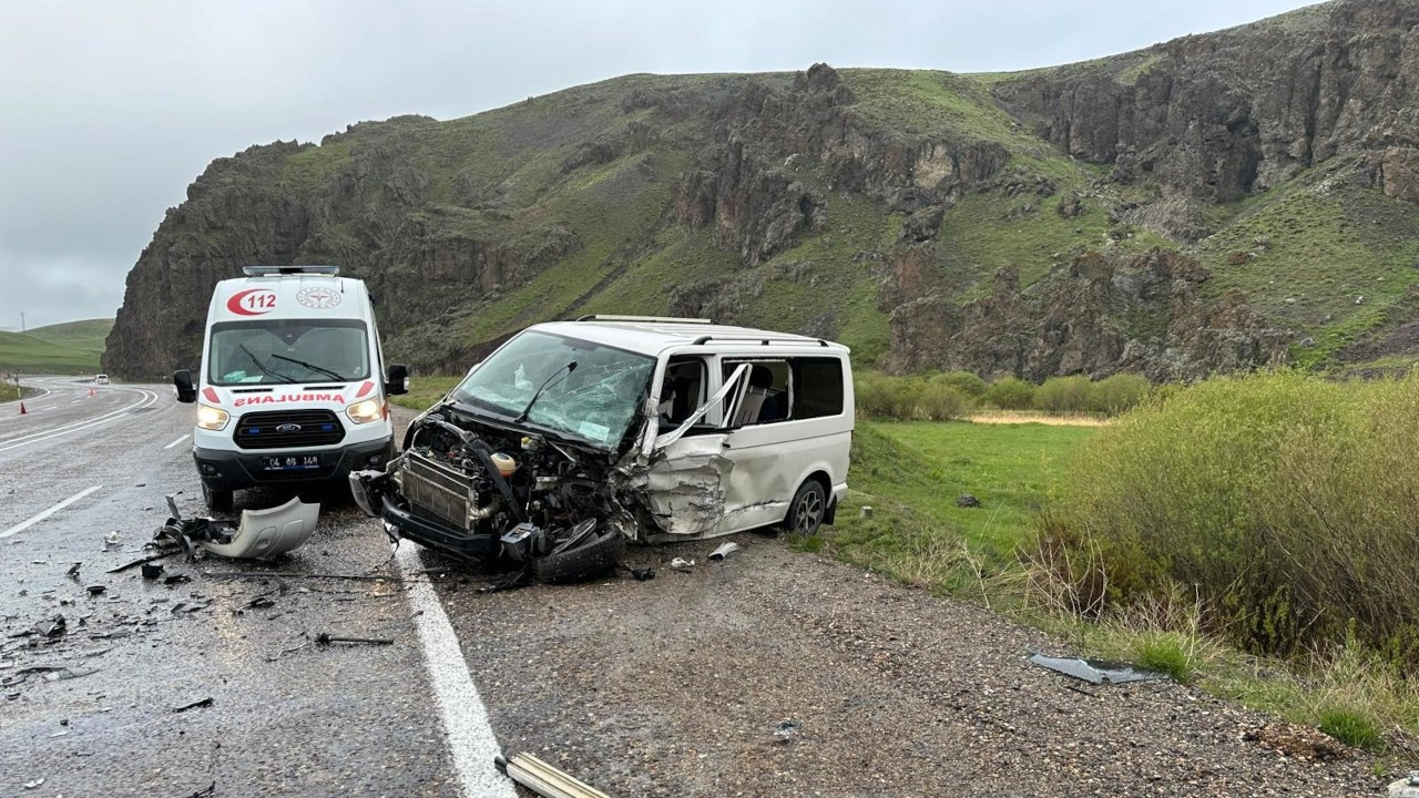Ağrı'da ticari araç ile minibüs çarpıştı: 3 ölü, 4 yaralı