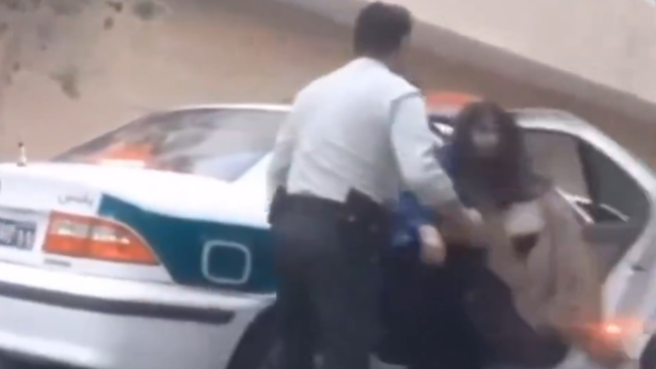 İran'da yine 'başörtüsü' şiddeti: Bu defa polis gözaltına alındı
