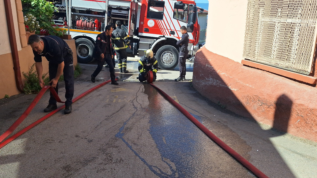 Dar sokaktaki yangına itfaiye ekibinden çözüm