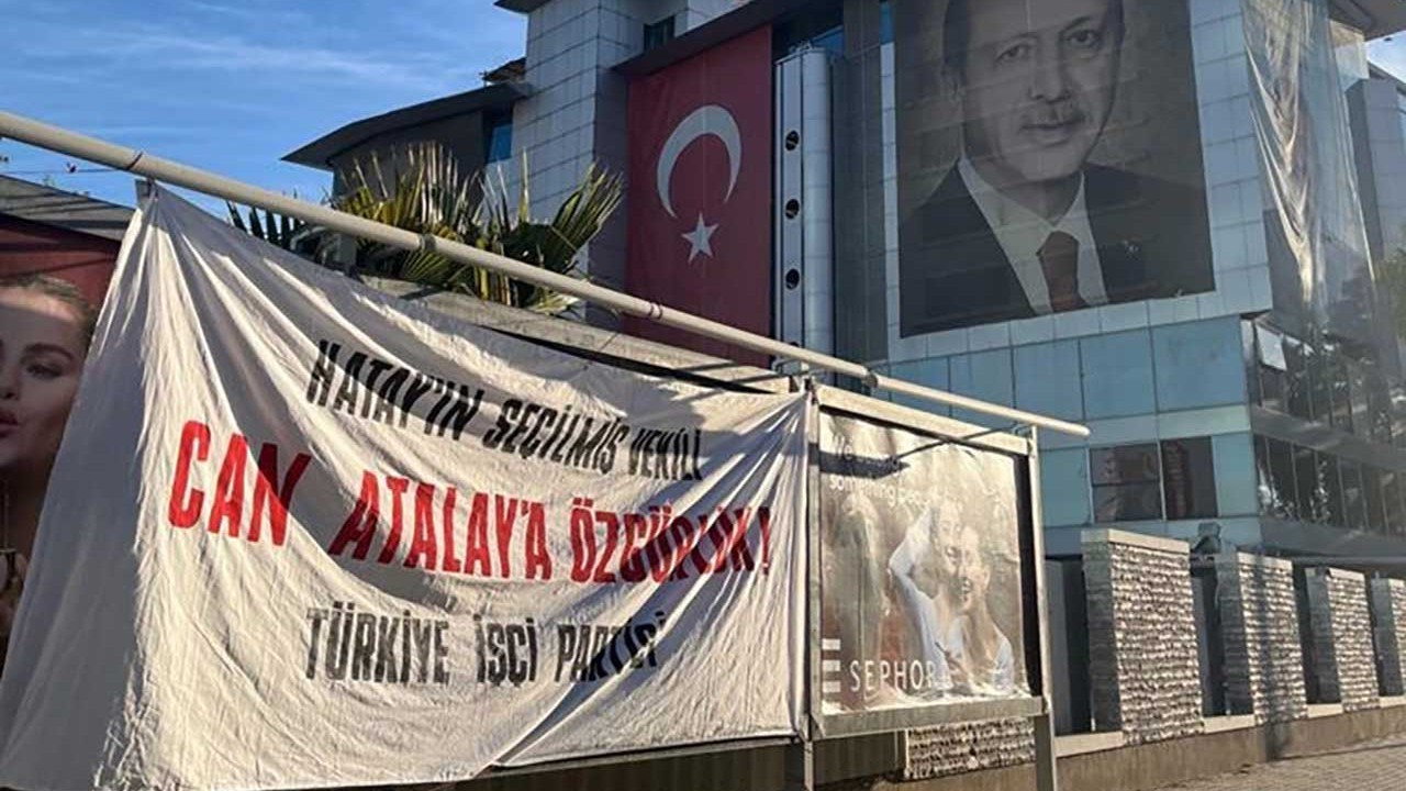 AK Parti il binası önüne Can Atalay pankartı astılar