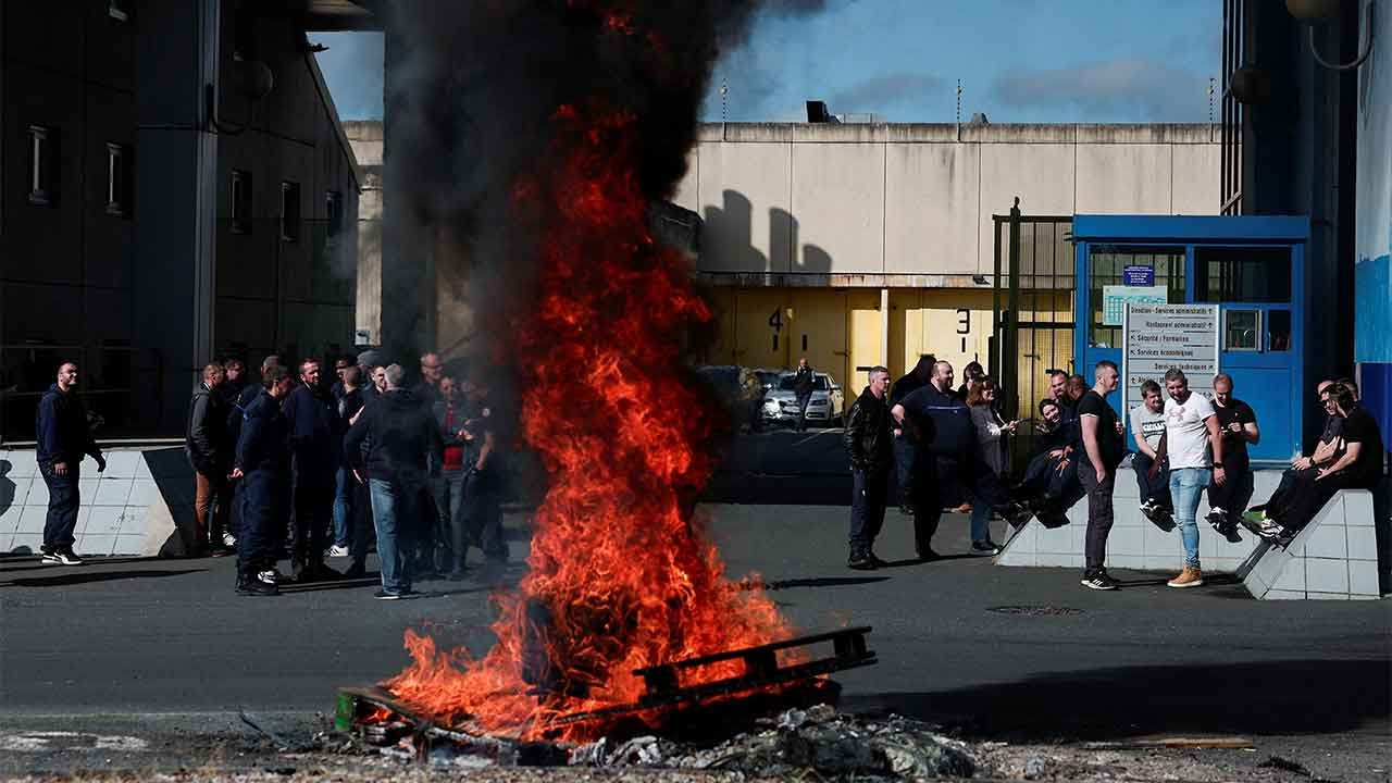Fransa'da tutuklunun firar ettiği silahlı saldırı sonrası gardiyanlardan eylem