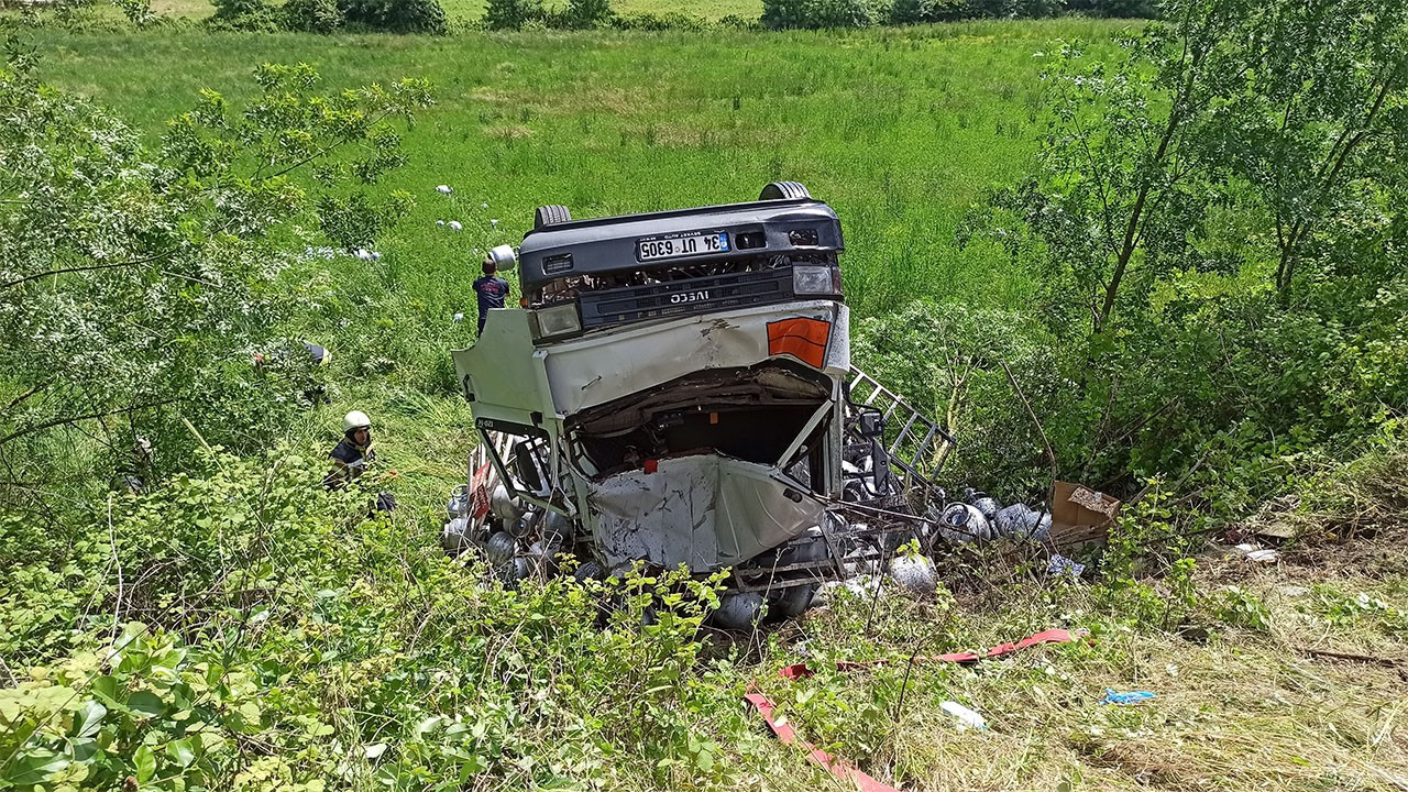 Tüp yüklü kamyonet kaza yaptı, 5 kişi yaralandı