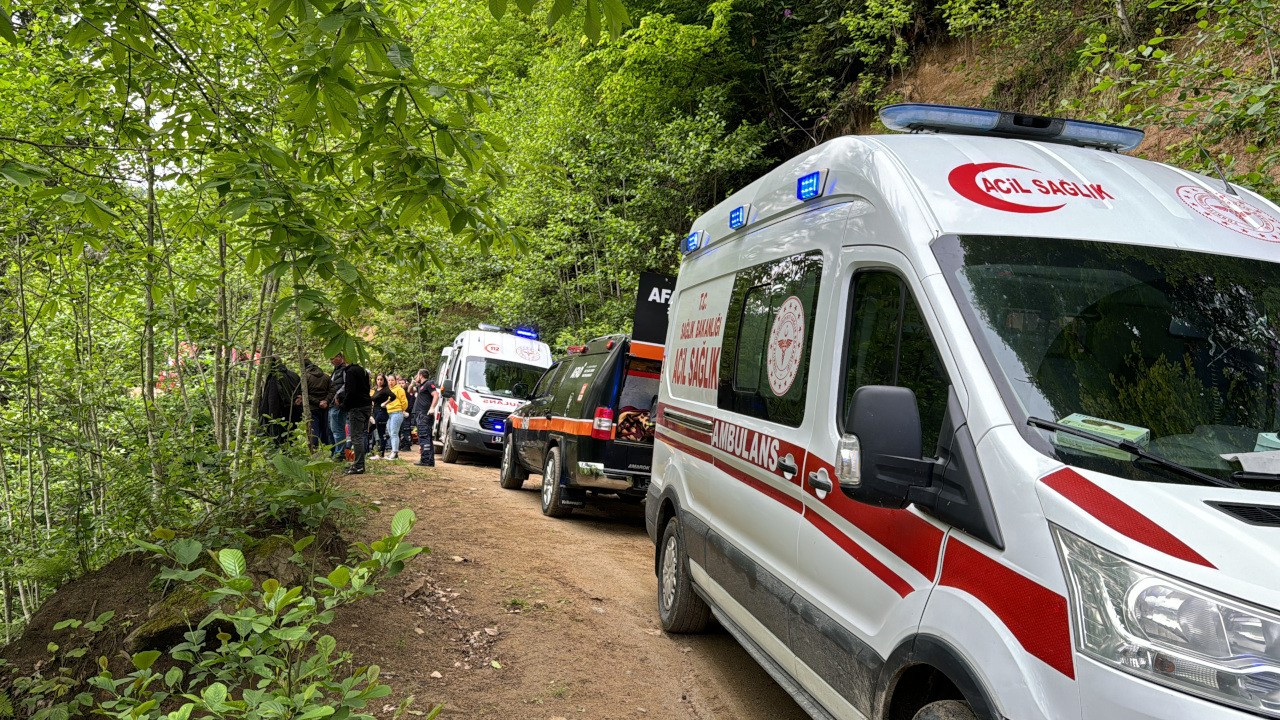 Otomobil köy yolunda 150 metrelik uçuruma yuvarlandı: 1 ölü, 4 yaralı