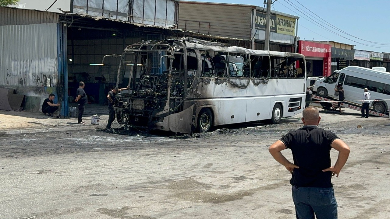 Antalya'da bir otobüs bakım esnasında alev aldı