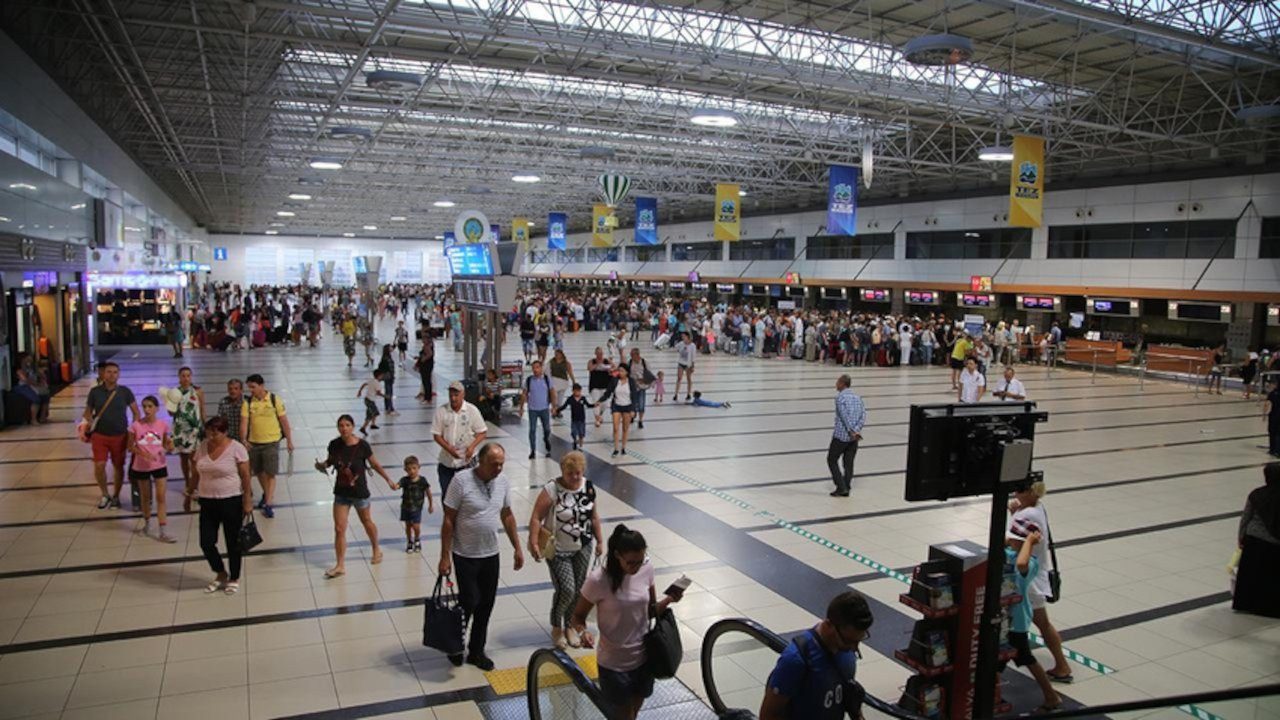 Antalya Havalimanı'nda 4 polis ve 38 özel güvenlik hastanelik oldu