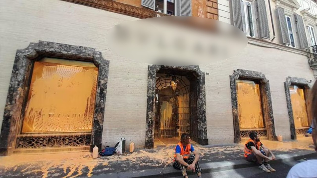 İtalya'da iklim aktivistleri lüks giyim mağazalarına boya döktü