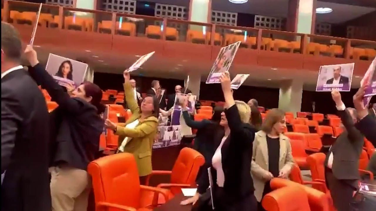 Kobanê davası kararlarına tepki: Meclis'teki vekiller protesto etti