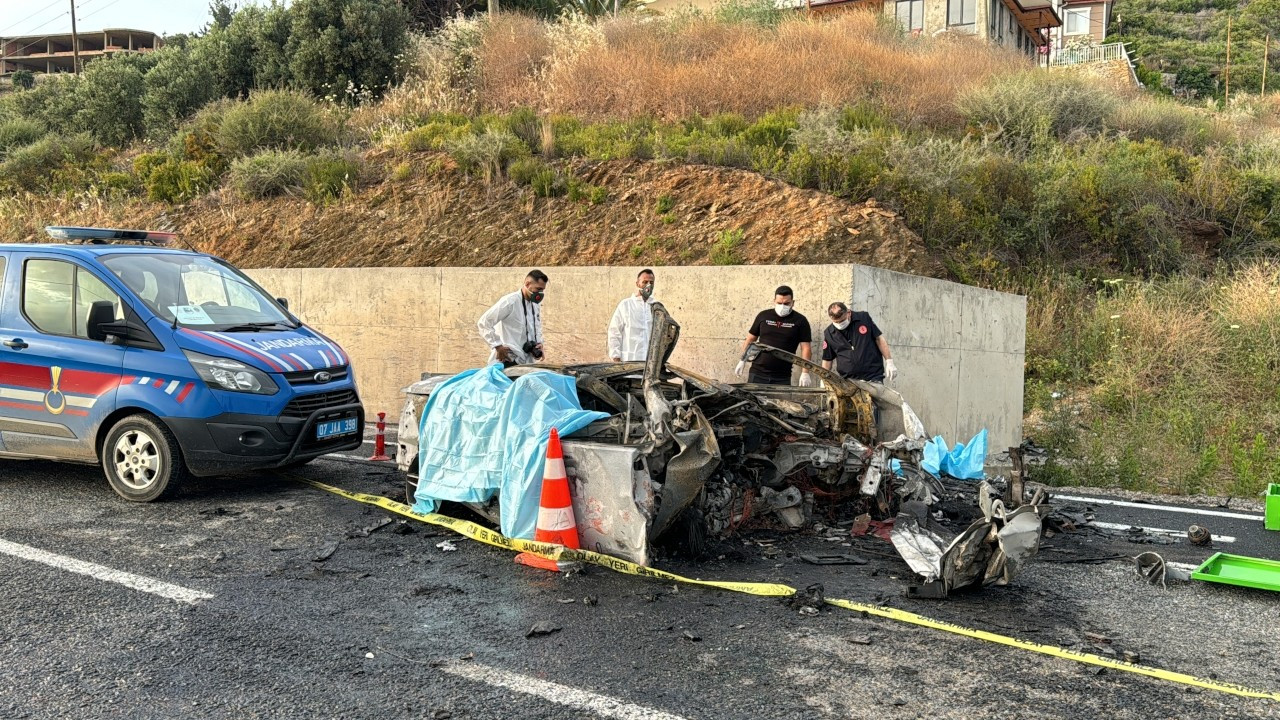 Alanya'da duvara çarpıp yanan otomobilde iki turist yaşamını yitirdi