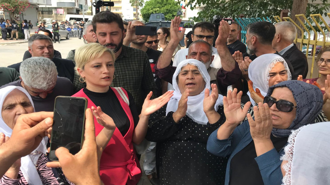 Mersin'deki AK Parti binası önündeki adalet nöbetine polis engeli