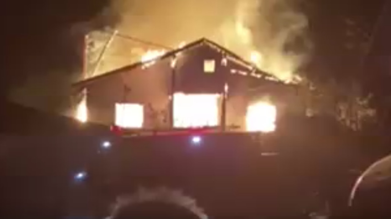 Karabük'te yangın: 2 katlı ev kullanılmaz hale geldi