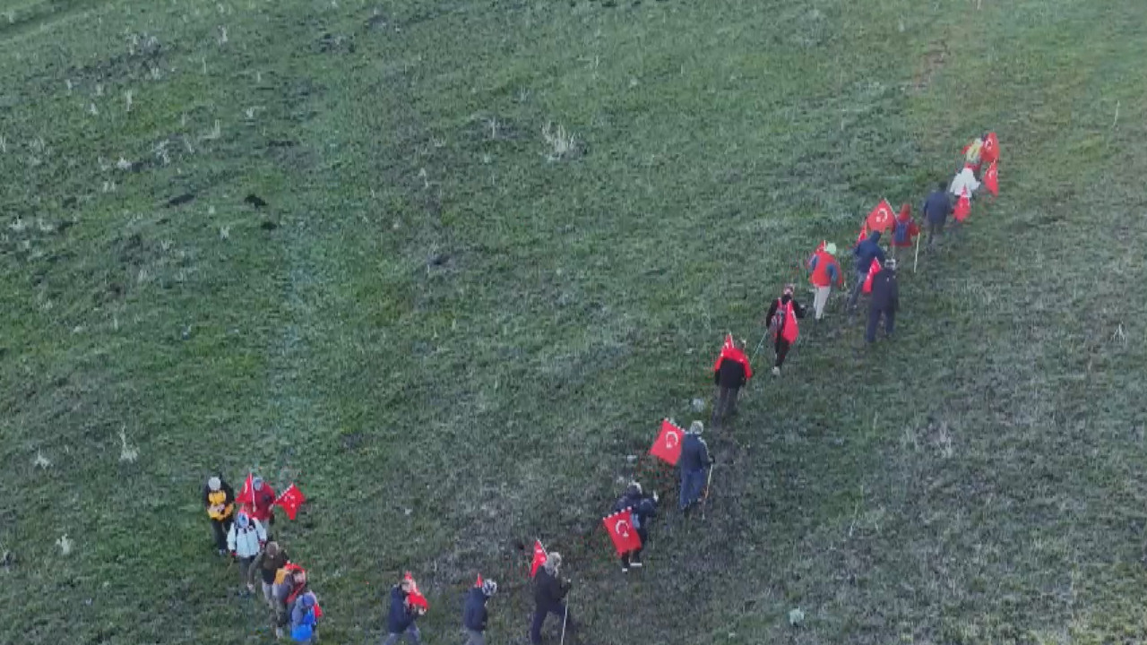 Kars'ta dağcılar Yahni Dağı'nın zirvesinde 19 Mayıs'ı kutladı