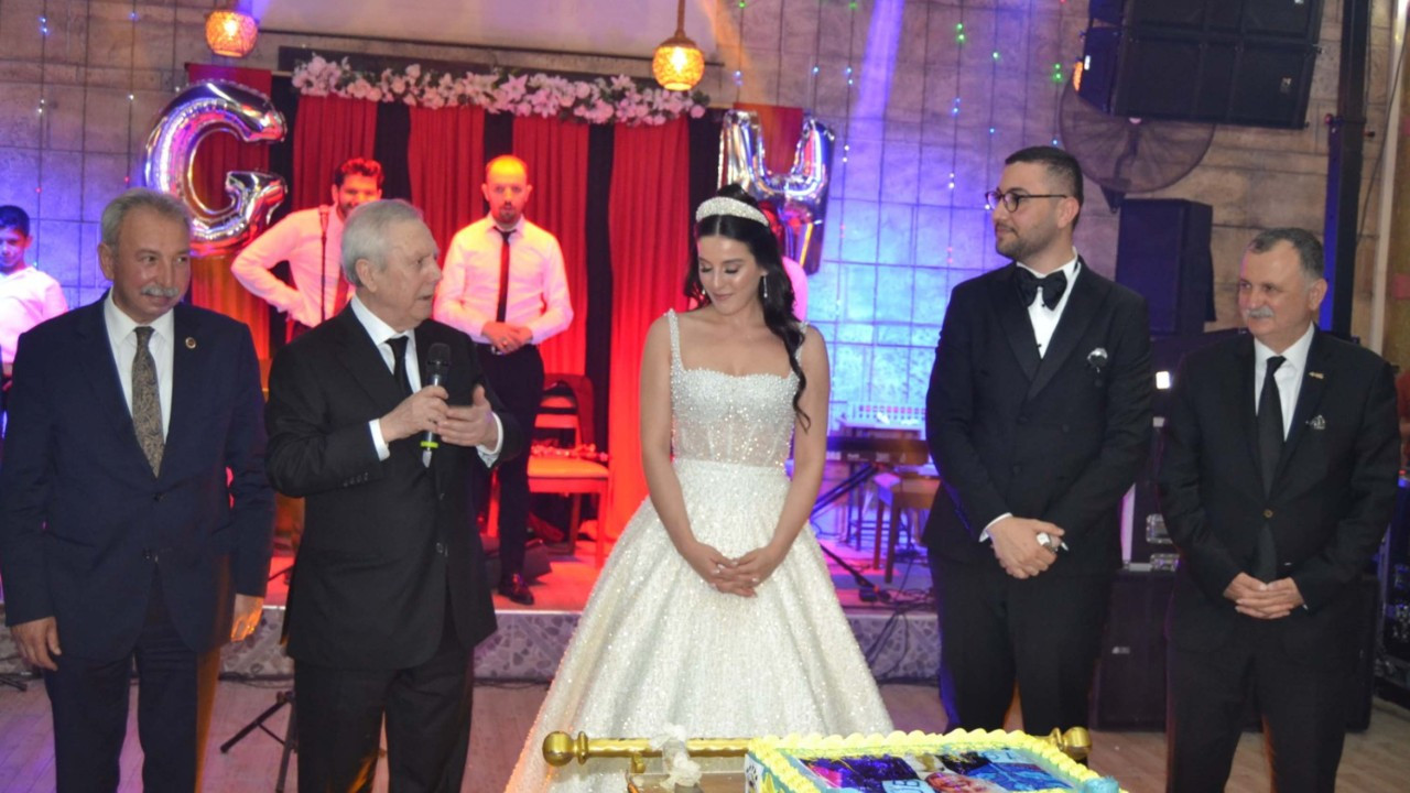 Başkan adaylığını açıklayan Aziz Yıldırım Manisa'da düğüne katıldı