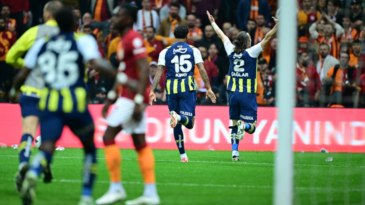 Fenerbahçe 10 kişiyle lider Galatasaray'ı evinde yıktı