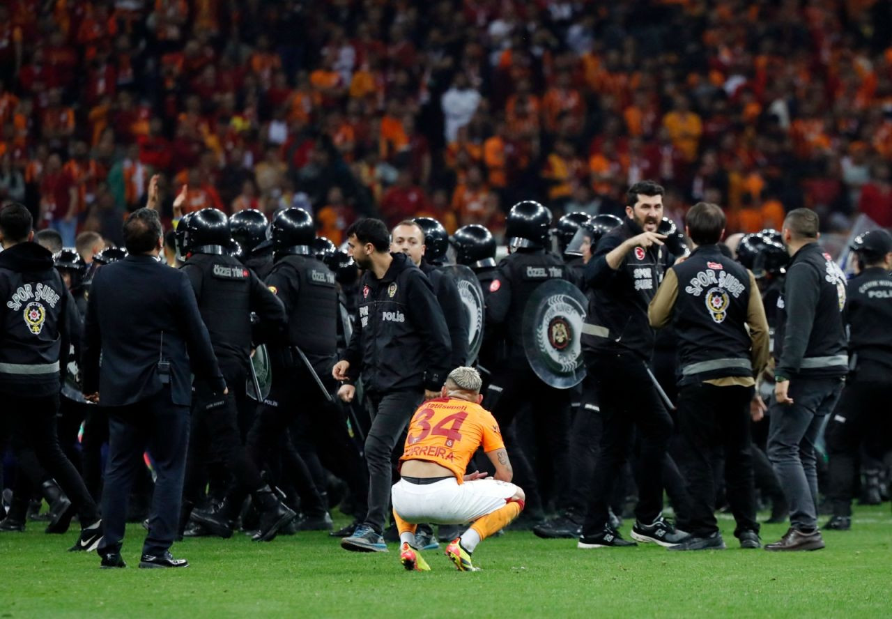 Galatasaray-Fenerbahçe maçı gergin başladı gergin bitti - Sayfa 2