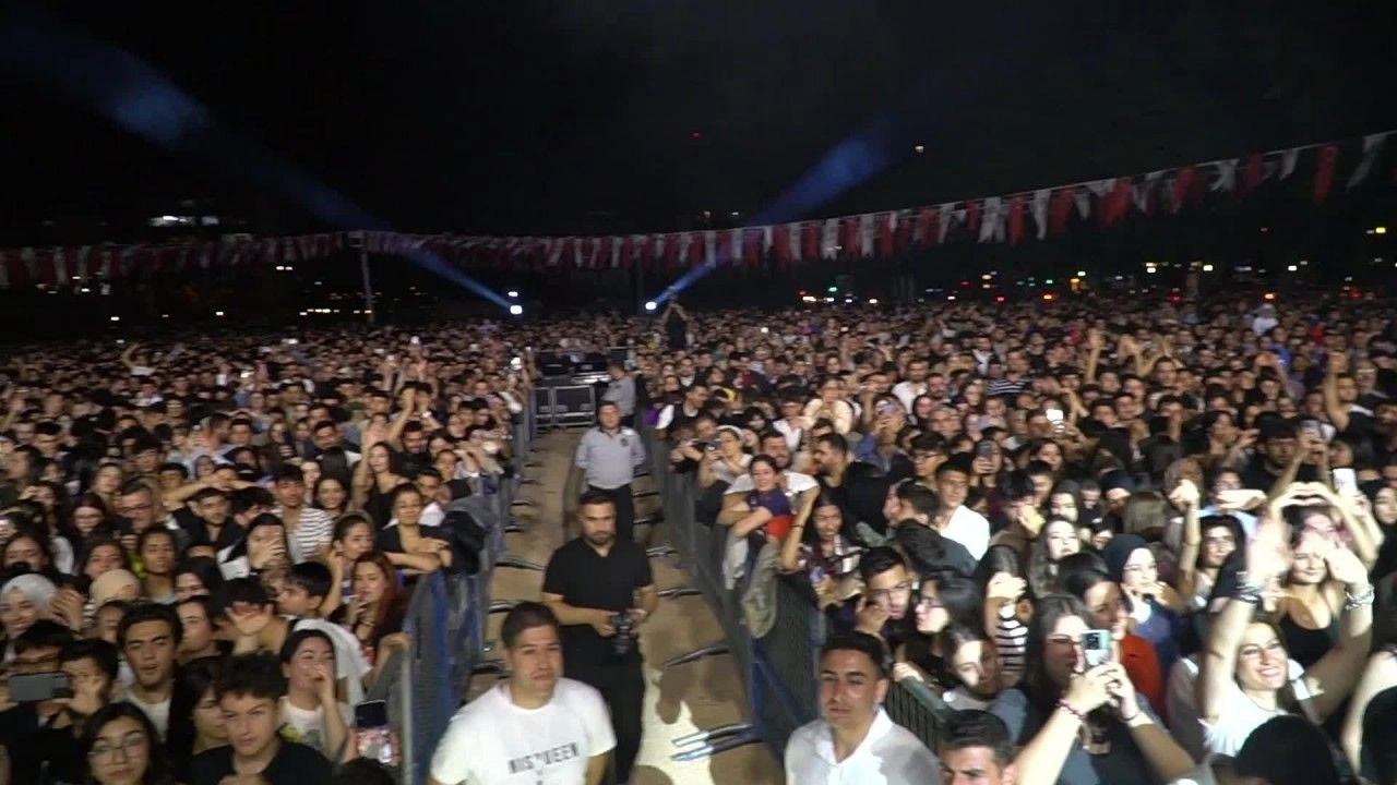 Gülşen, Şehitkamil Belediyesi 19 Mayıs kutlamalarında sahne aldı