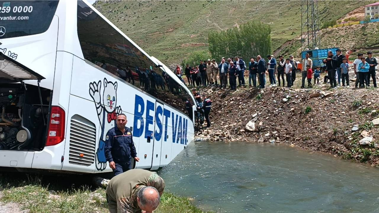 Bitlis'te yolcu otobüsü dereye düştü: 7 yaralı