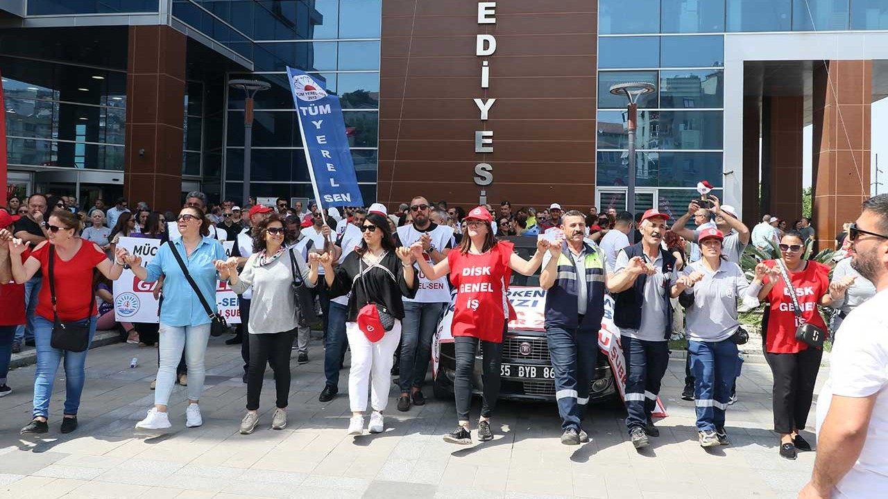 İzmir Bayraklı Belediyesi'nde işçi ve memurlar yol kapattı
