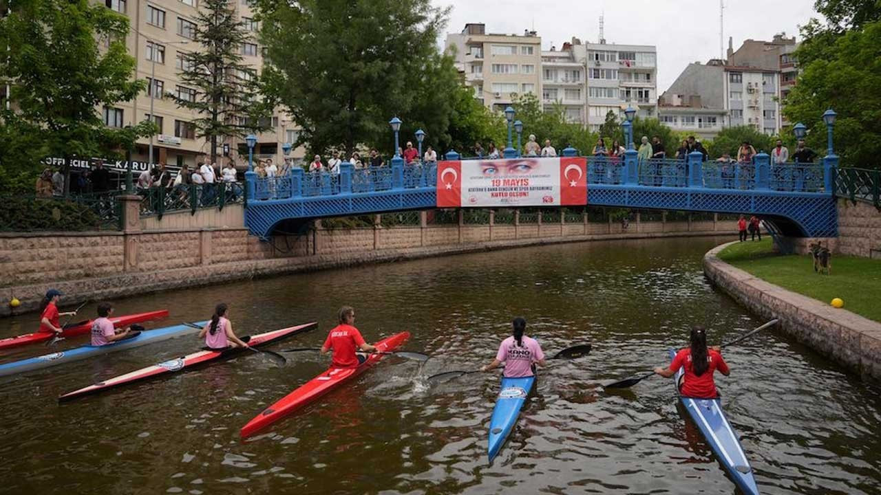 Eskişehir'de 'Durgunsu Kano Gençlik Kupası Yarışları' yapıldı