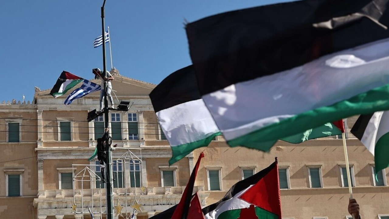 Yunanistan'da bakanlık çalışanları Filistin bayrağı astı