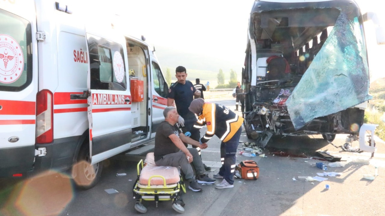 Afyon’da yolcu otobüsüyle kamyonet çarpıştı: 1 ölü, 16 yaralı