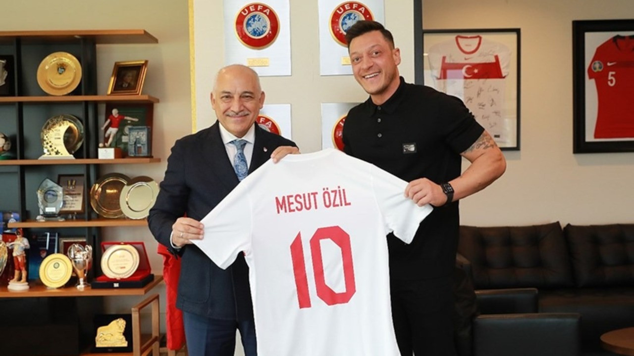 Mesut Özil'e milli takım hediyesi: 10 numaralı forma