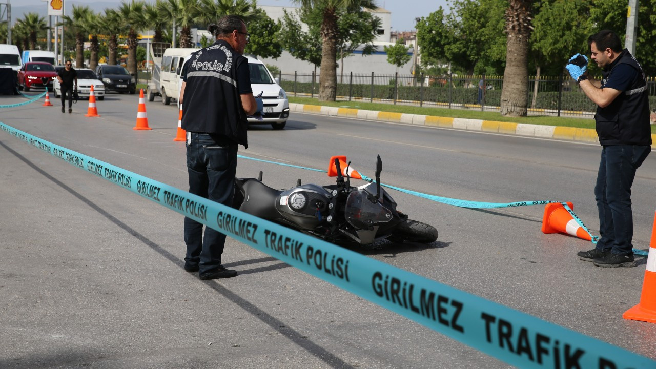 Makas atan kasksız motosikletli başını kaldırıma çarpıp öldü