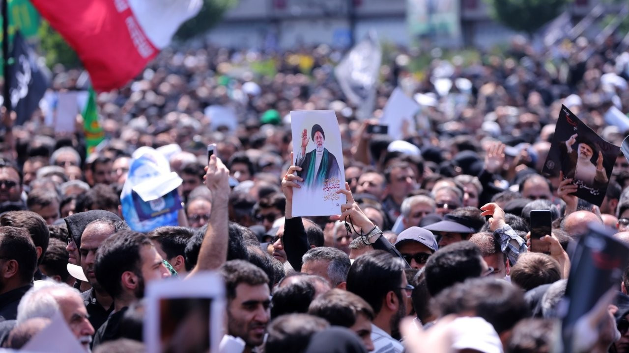 Tahran'dan görüntüler: Reisi'nin cenaze namazını Hamaney kıldırdı