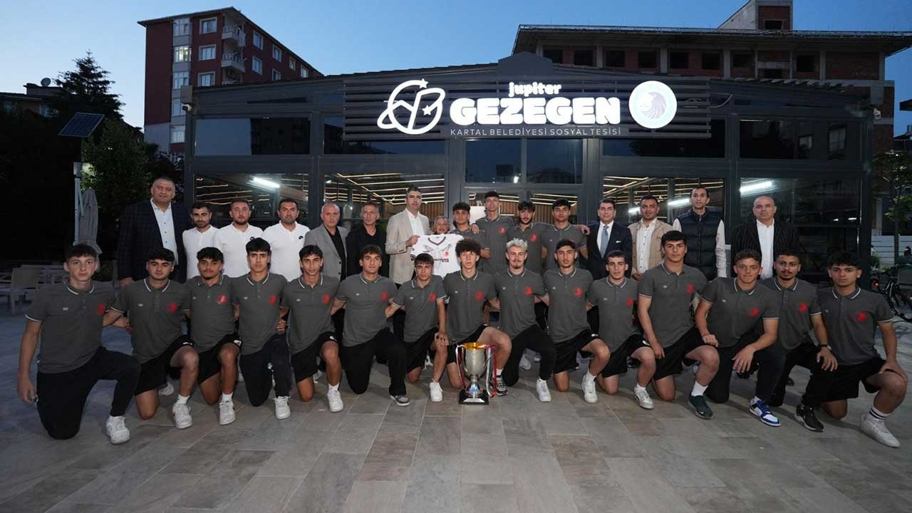 Gökhan Yüksel, şampiyon olan Kartalspor U-18 takımı ile buluştu