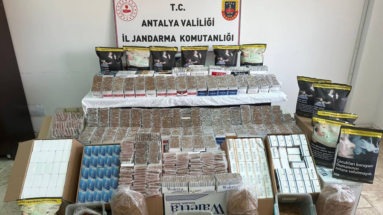 Antalya'da kaçak tütün operasyonu: 2 kişi yakalandı