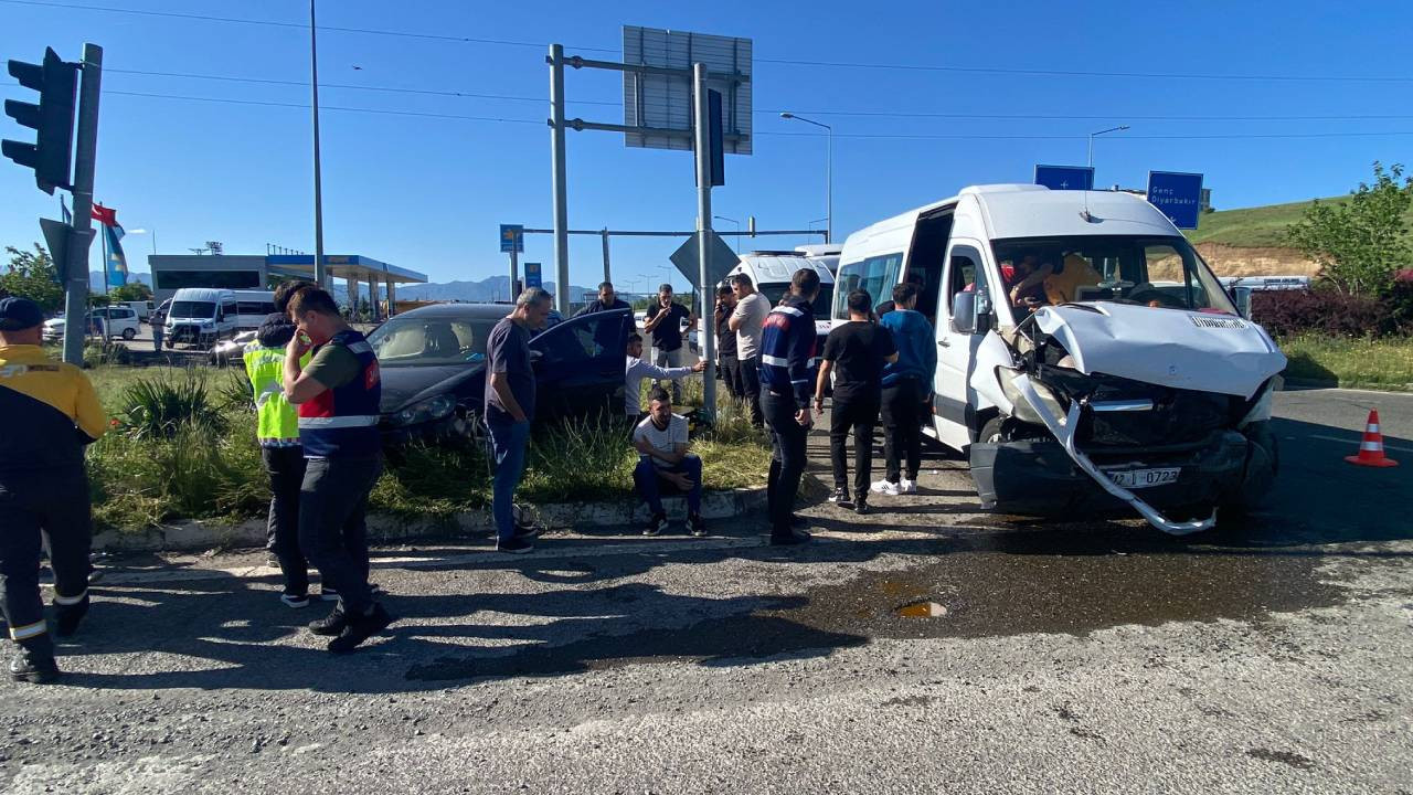 Bingöl'de iki aracın çarpışması sonucu 10 kişi yaralandı