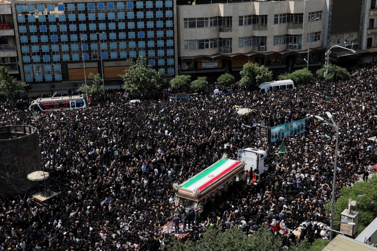 Yüz binlerce İranlı, Tahran'da toplandı: Reisi'nin cenaze namazını Hamaney kıldırdı - Sayfa 2