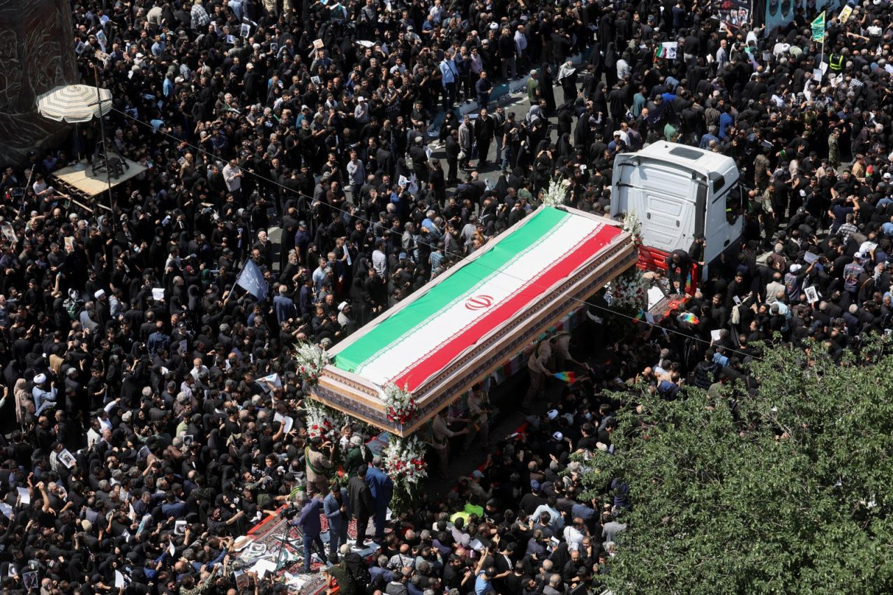 Yüz binlerce İranlı, Tahran'da toplandı: Reisi'nin cenaze namazını Hamaney kıldırdı - Sayfa 4