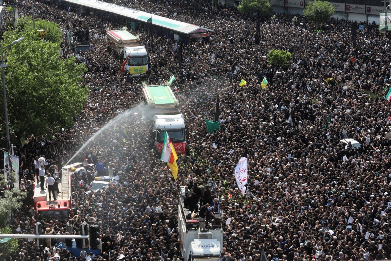 Yüz binlerce İranlı, Tahran'da toplandı: Reisi'nin cenaze namazını Hamaney kıldırdı - Sayfa 3