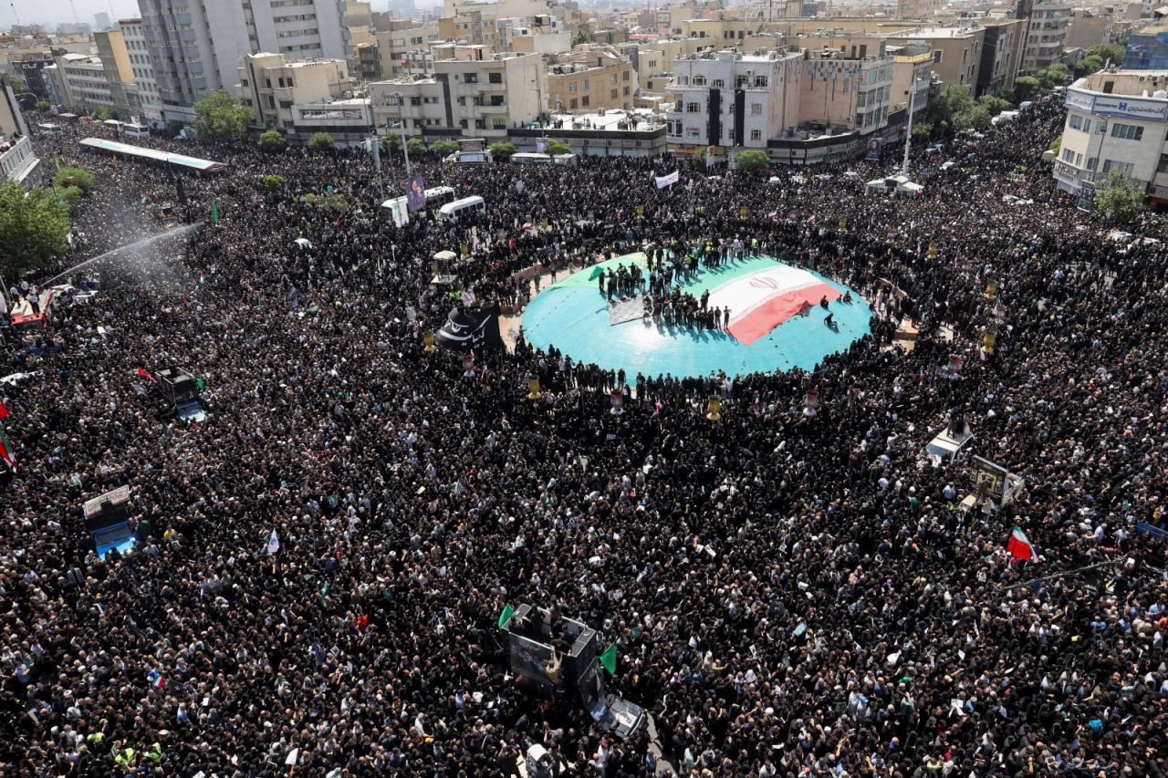 Yüz binlerce İranlı, Tahran'da toplandı: Reisi'nin cenaze namazını Hamaney kıldırdı - Sayfa 1