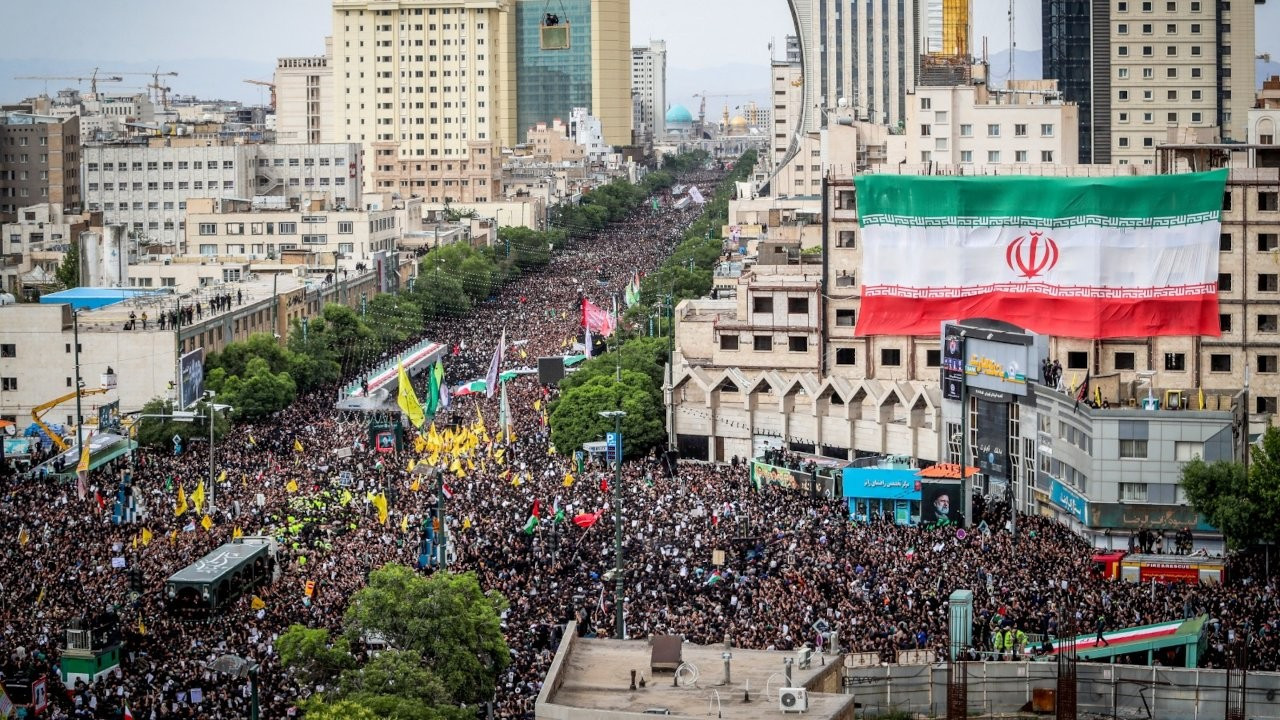 Meşhed'den görüntüler: Yüzbinlerce İranlı, Reisi için toplandı