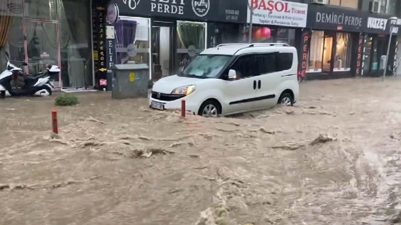 Balıkesir'de yollar göle döndü