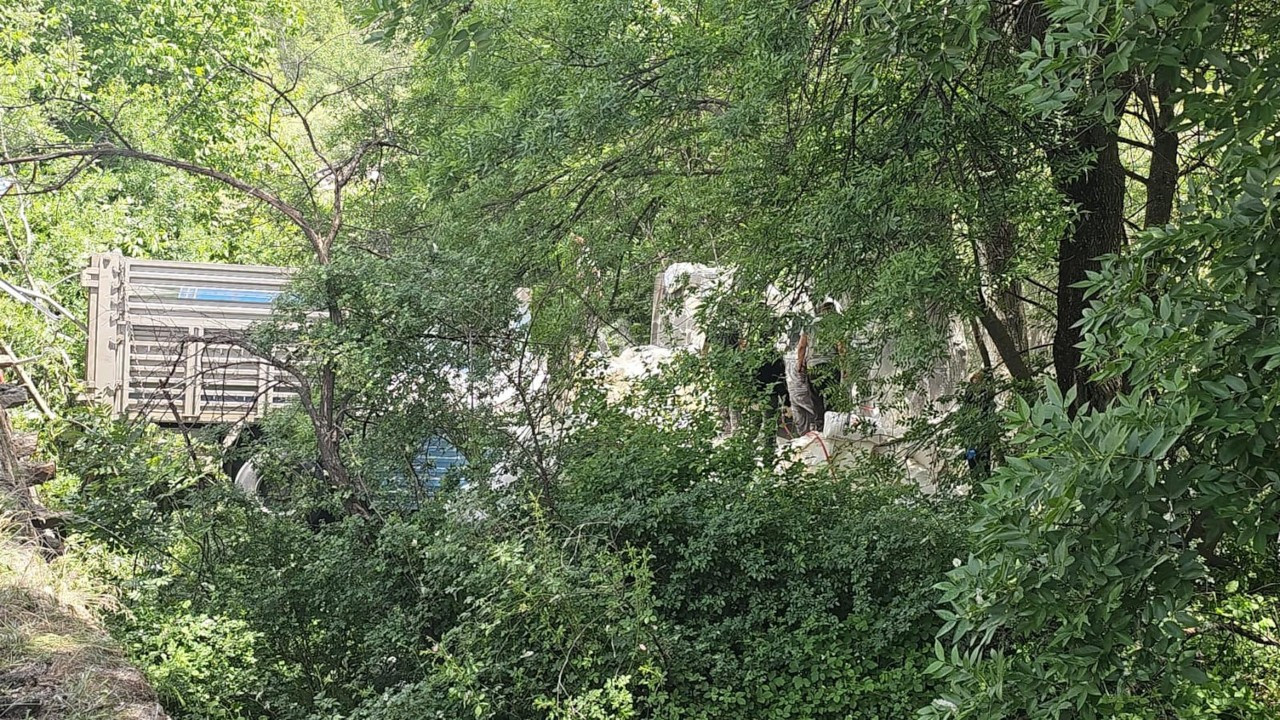 Un kamyonu Çoruh Nehri'ne uçtu: Bir ölü, iki yaralı