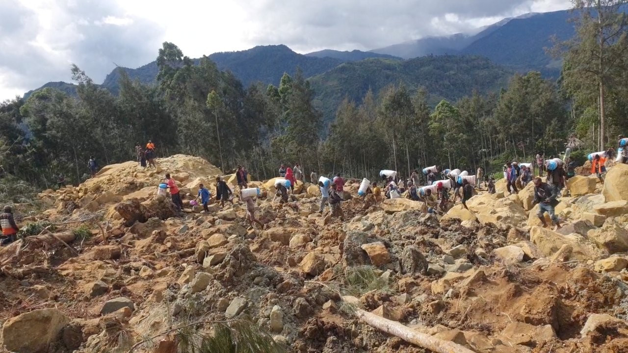 Papua Yeni Gine'de toprak kayması: 100'den fazla ölü var