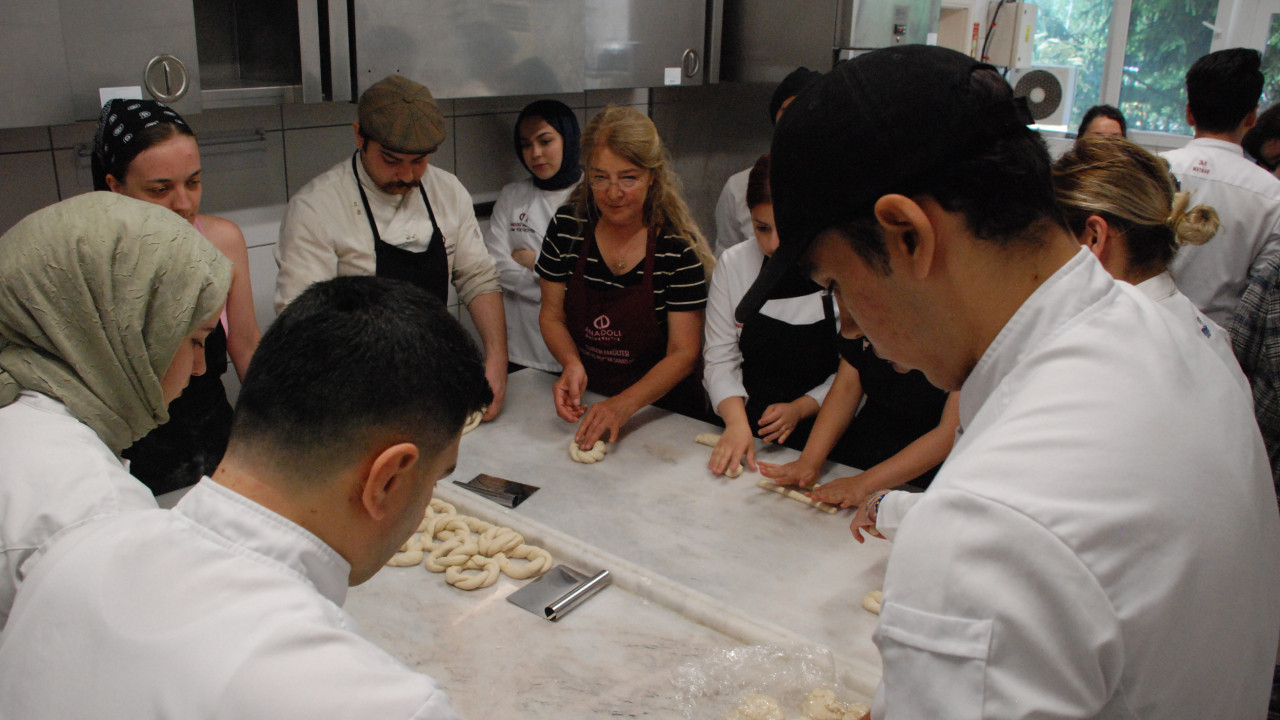 Gastronomi öğrencilerine Eskişehir simidinin yapımı öğretildi