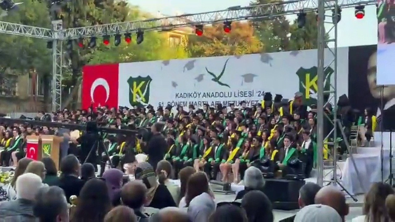 Kadıköy Anadolu Lisesi'nde protesto: Okul müdürüne sırtlarını döndüler