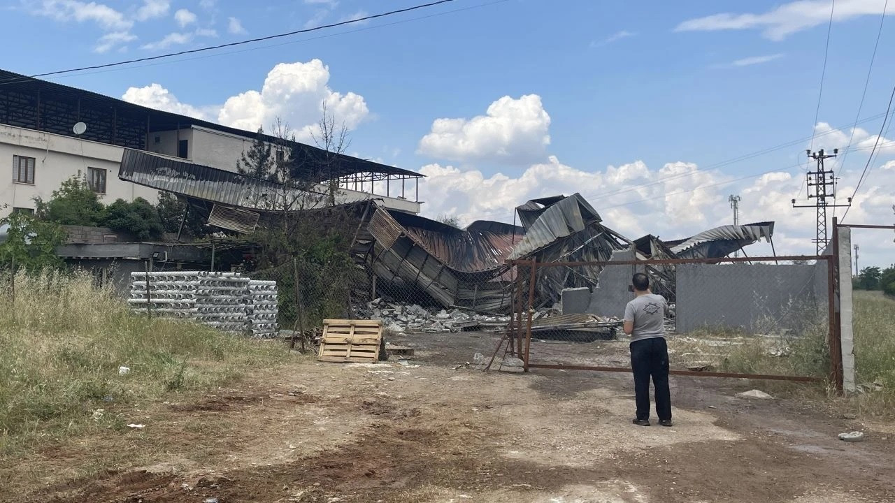 Diyarbakır'da yıldırım düşmesi sonucu bir depoda yangın çıktı