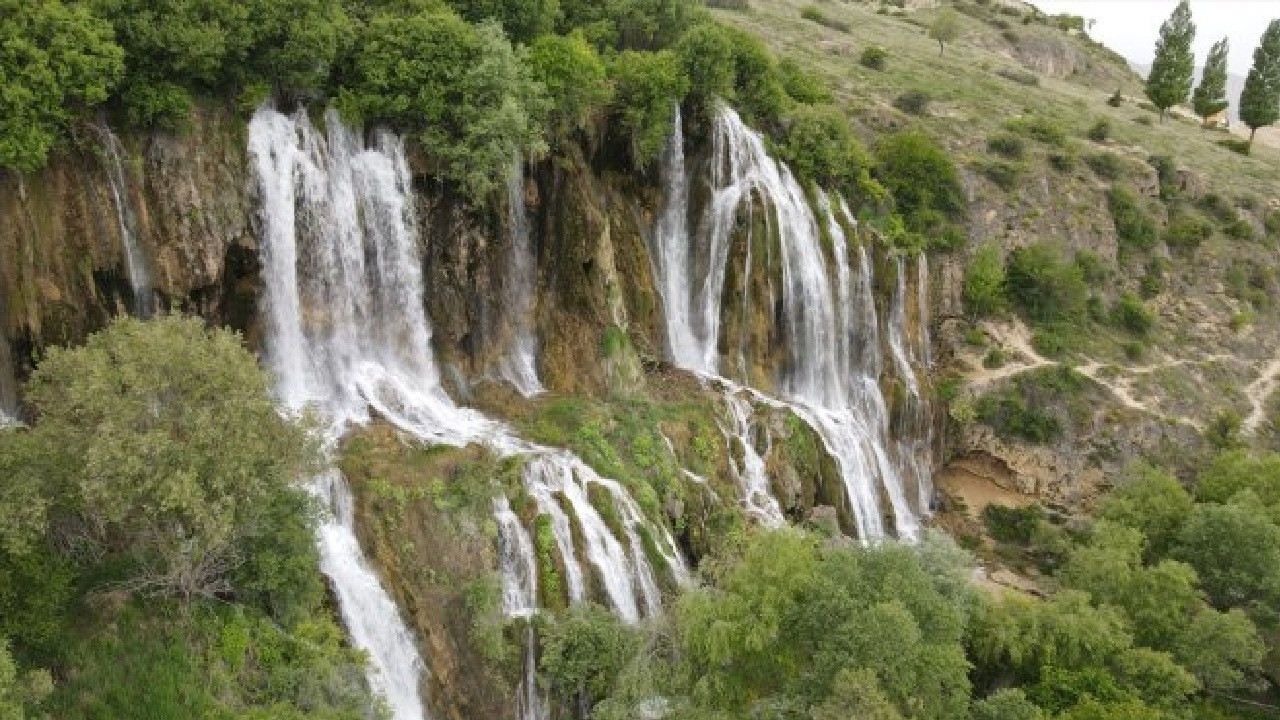 Debisi artan Girlevik Şelalesi'ne turistler yoğun ilgi gösterdi