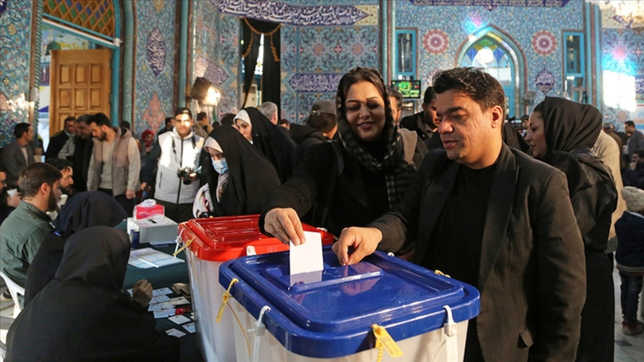 İran'da cumhurbaşkanlığı için bir 'reformist', bir muhafazakar aday
