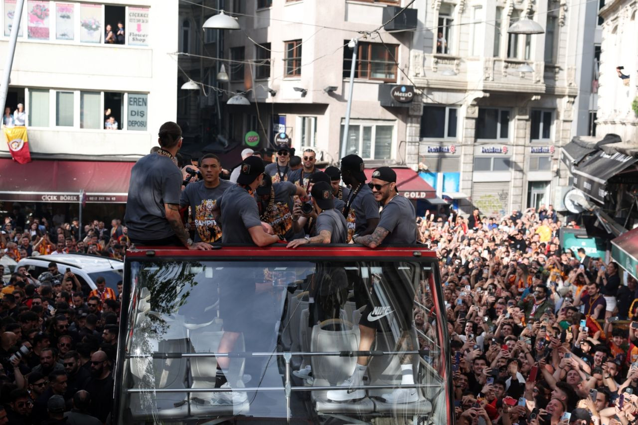 Galatasaray kupayı kaldırdı: Şampiyonluk kutlamasından kareler - Sayfa 1