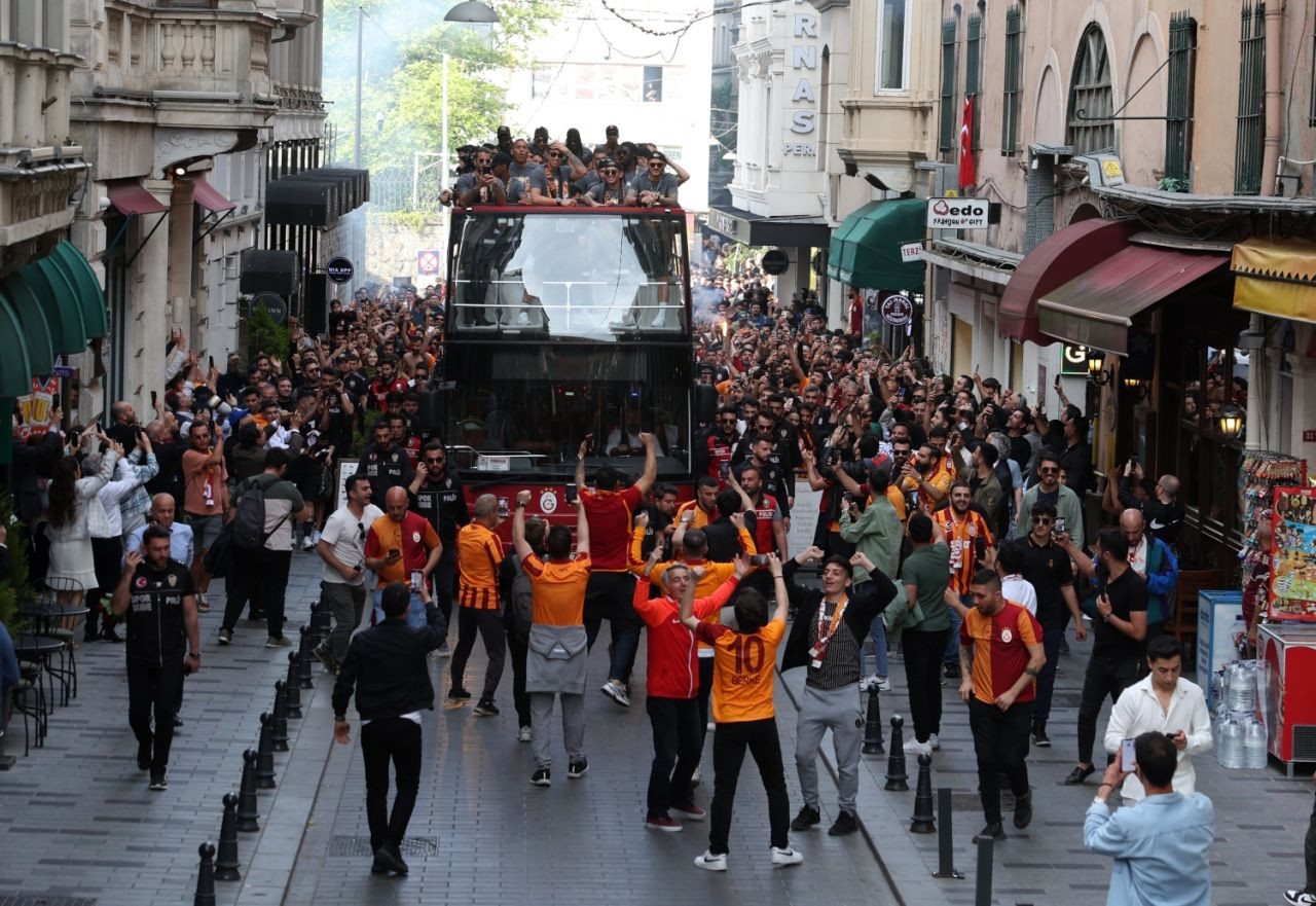 Galatasaray kupayı kaldırdı: Şampiyonluk kutlamasından kareler - Sayfa 3
