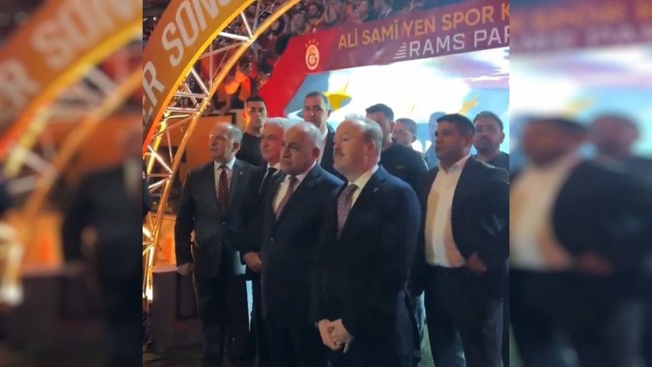 Galatasaray taraftarı TFF Başkanı Büyükekşi'yi protesto etti